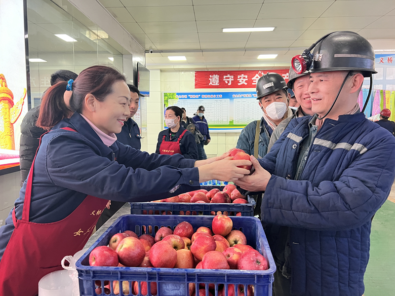 2023年2月，义桥煤矿女工协管员为下井职工送平安果。（地点：义桥煤矿，拍摄：梁益庆）_副本.jpg