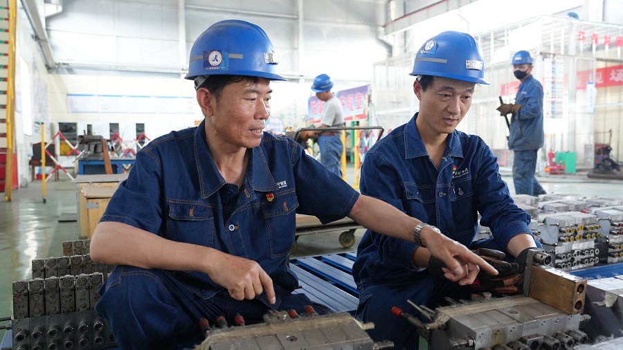 2023年5月，义桥煤矿机修厂党支部组织党员展开展维修节约擂台赛。（地点：义桥煤矿，拍摄：黄静）1111.jpg