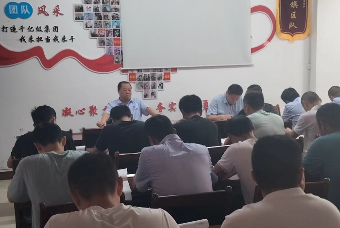 吴德金参加掘进工区班前会.jpg