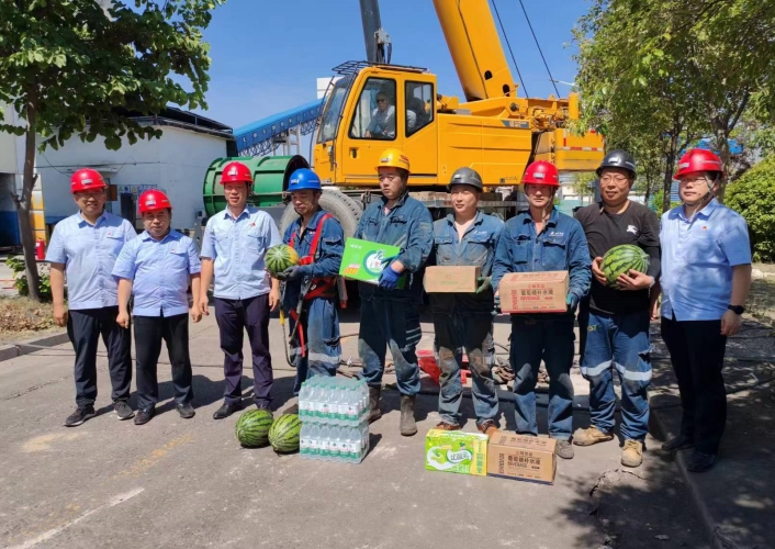 花园煤矿党委班子成员到基层一线进行慰问_副本.jpg